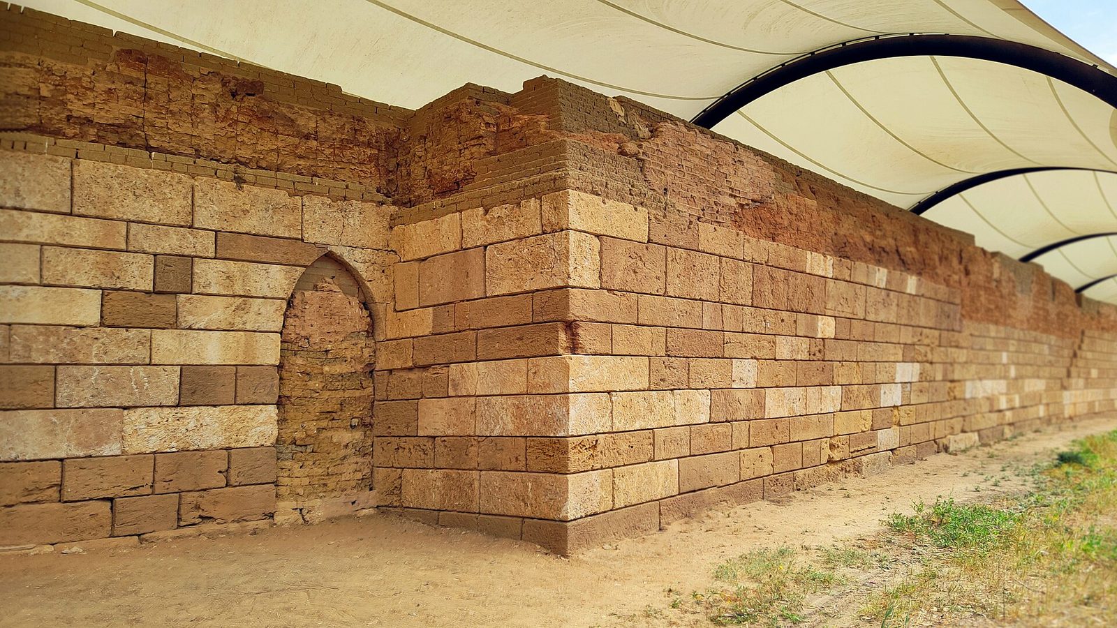 Le Mura Timoleontee di Gela: la fortificazione greca in blocchi di arenaria, con la postierla ad arco